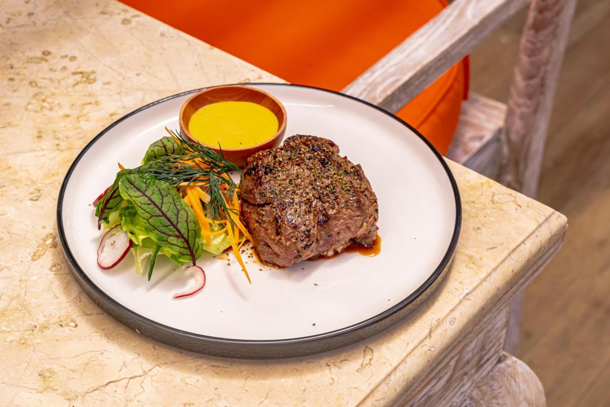 Nirwana Beach & Resort Кандидаса Экстерьер фото A steak prepared at the restaurant