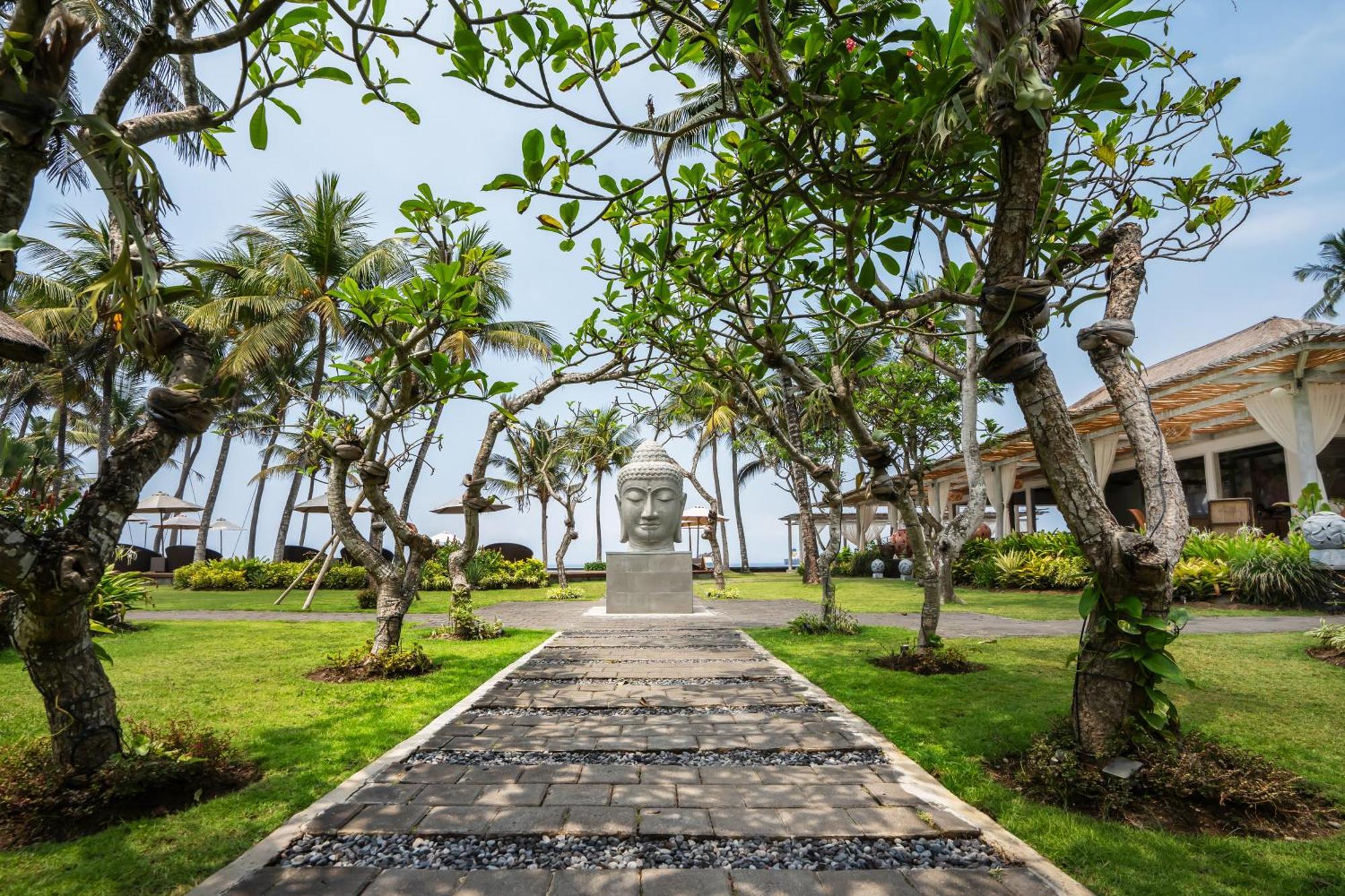 Nirwana Beach & Resort Кандидаса Экстерьер фото The resort's gardens